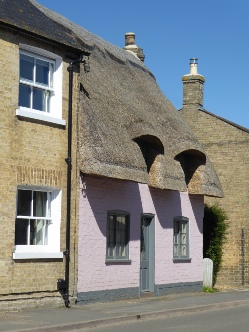 Pink thatched cottage in Swavesey.